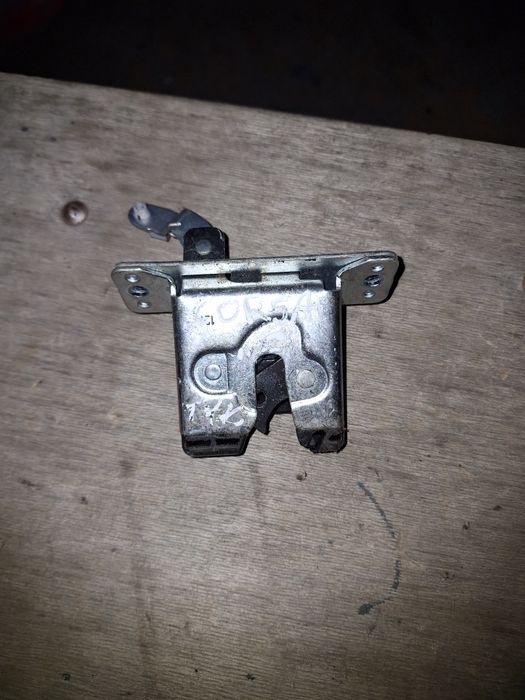 Zamek klapy tył Opel Corsa C