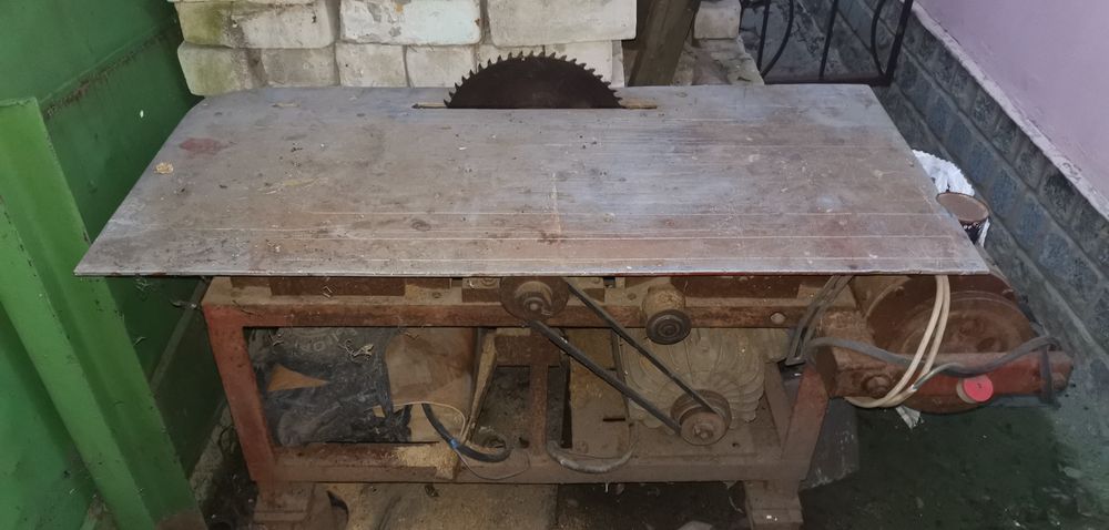 Циркулярная пила с фуганком и дробилкой для зерна.