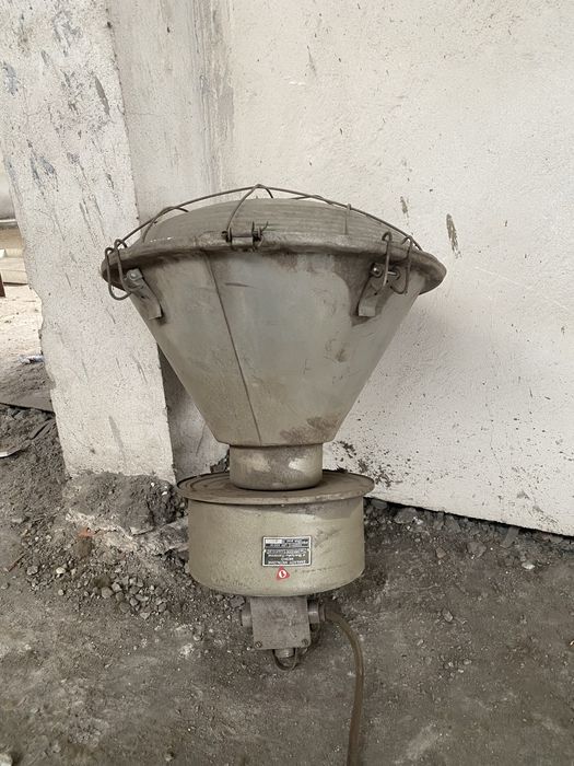 Lampa styl retro, prl. przemysłowa, hala, średnica klosza to 48 cm