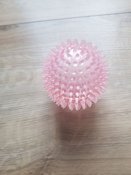 Zabawka dla psa PIŁKA PISZCZĄCA z kolcami jeżyk