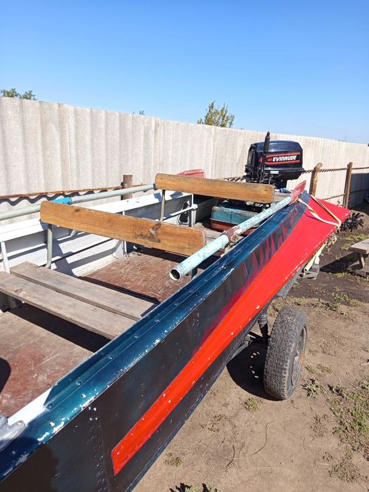 Продам лодку с лафетом и мотором