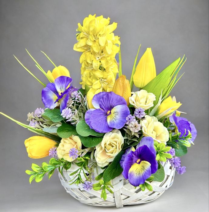 Kompoozycja stroik wiosenny z bratkamj obciążony