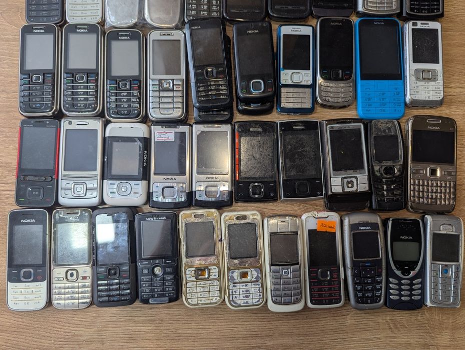 Лот різних моделей телефонів Nokia та Sony Ericsson стани різні