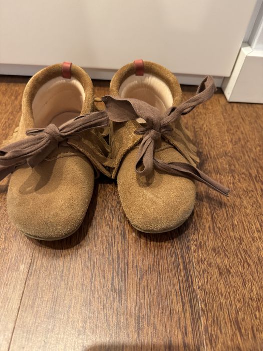 Sapatos da marca Moleke tamanho 28 lindos novos