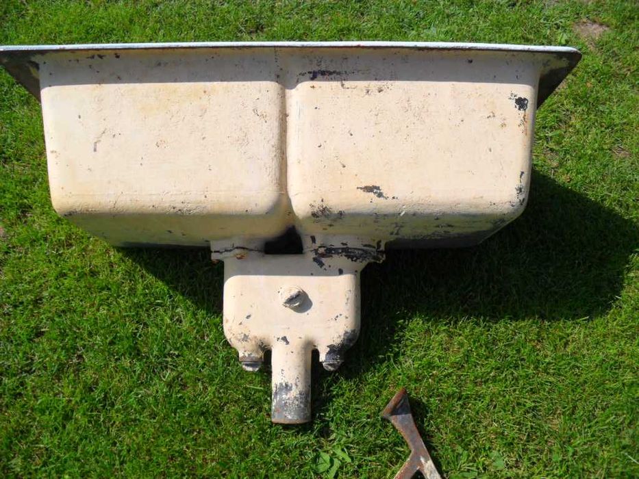 Stara umywalka żeliwna z prlu
