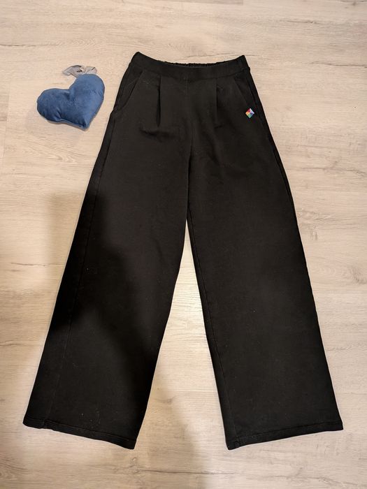 Czarne spodnie z szerokimi nogawkami My Basic r. 146/152