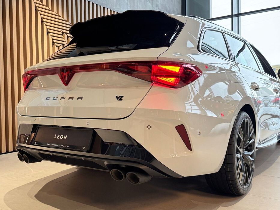 Cupra Leon Sportstourer VZ 333KM 4Drive Glacial White Black Edition: Panorama, MatrixLED!