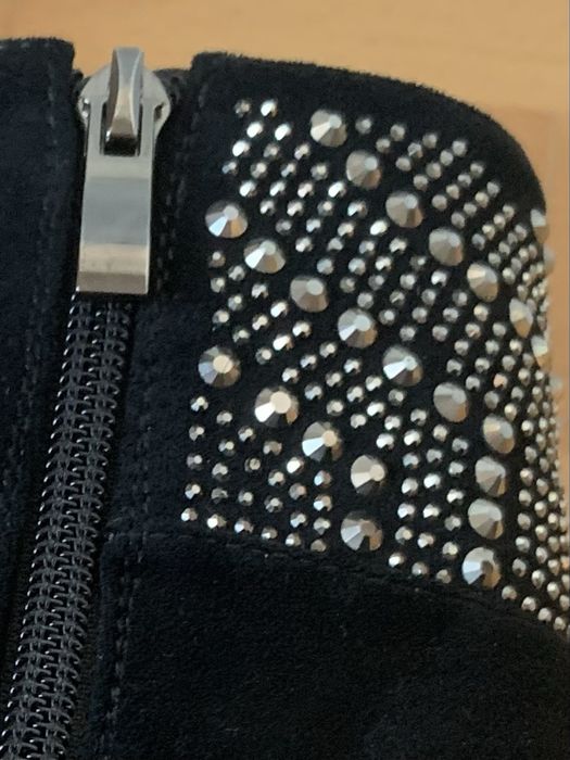Botins pretos em camurça