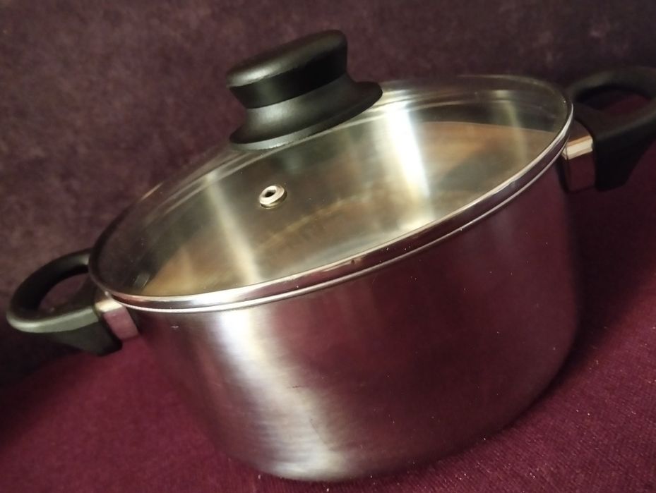 Кастрюля з нержавіючої сталі