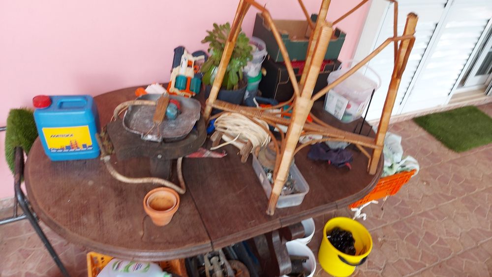 Mesa em castanheiro com 1.60mx 1.20m máximo