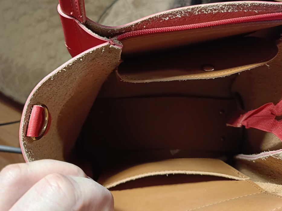 Продам женскую сумочку , цвет красный . Натуральная кожа !