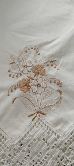 Toalha com renda feita à mão