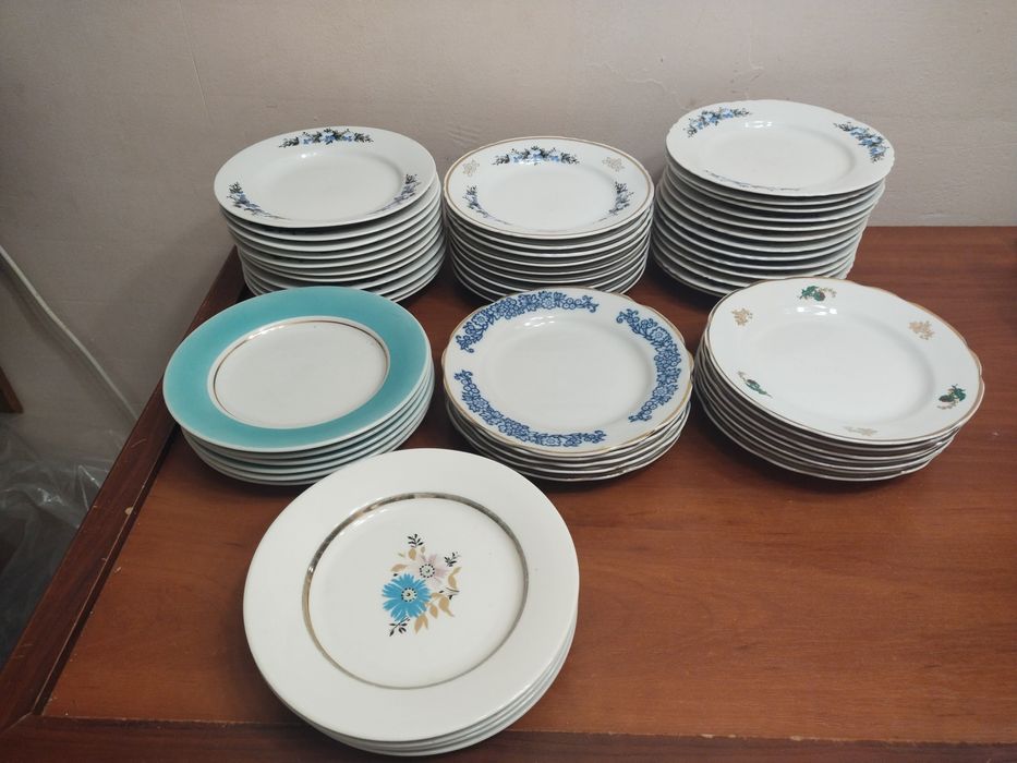 Чайний і кавовий сервізи,тарілки