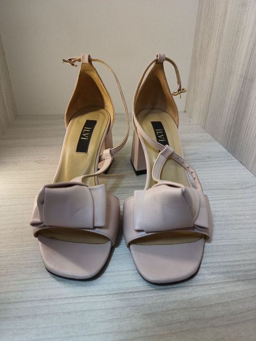 Босоніжки на каблуку