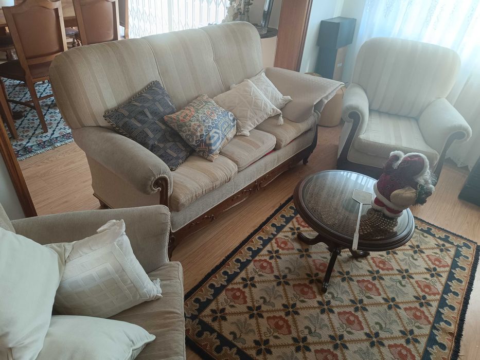 Sofas 3 lugares + 2 poltronas Viseu • OLX Portugal