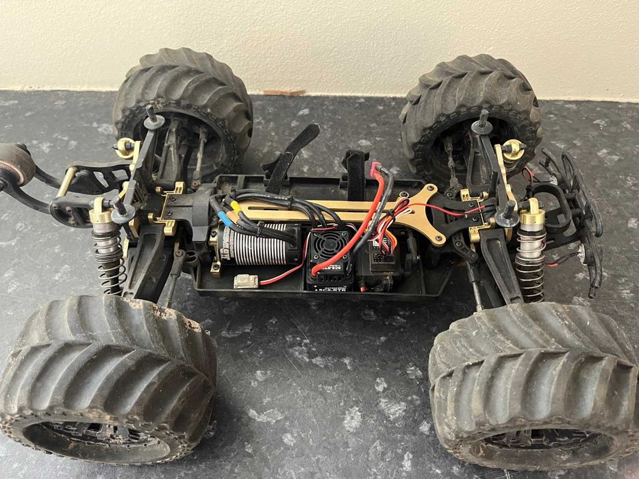 Carro Telecomandado JLB Cheetah 4x4 + 2 Baterias + Muitos Acessórios