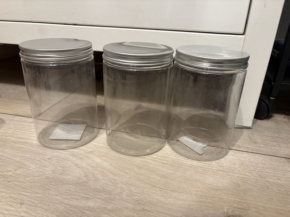 plastikowe pojemniki