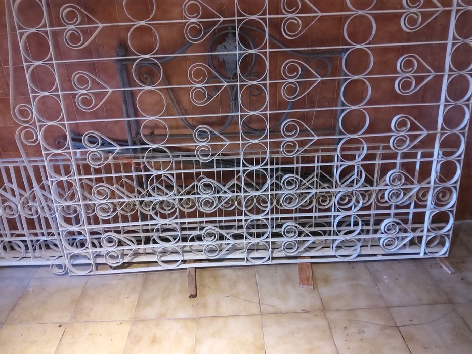 Grades de muro e janelas