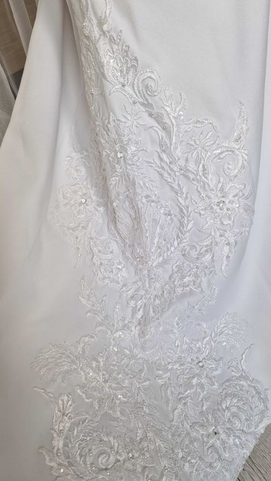 Suknia ślubna biała koronka cekiny dekolt