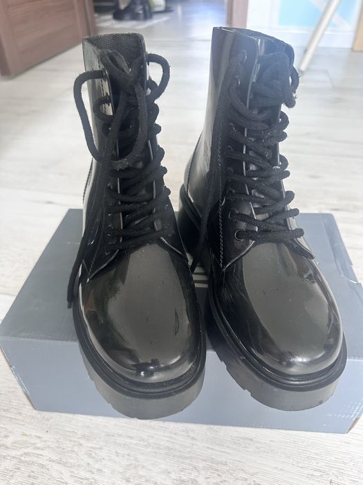 Czarne kalosze na masywnej podeszwie