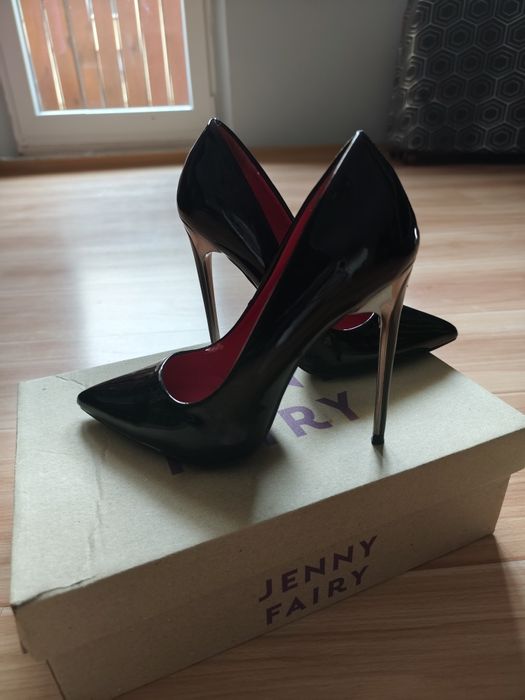 Czarne szpilki lakierowane