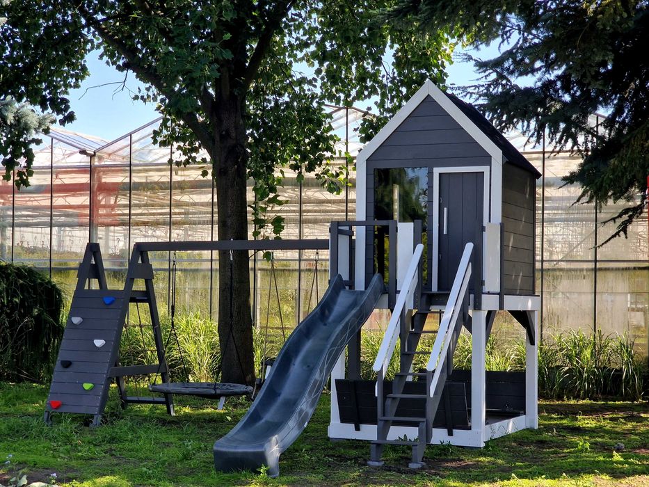 Nowoczesny plac zabaw dla dzieci mała "stodoła" ze ścianką wsp.