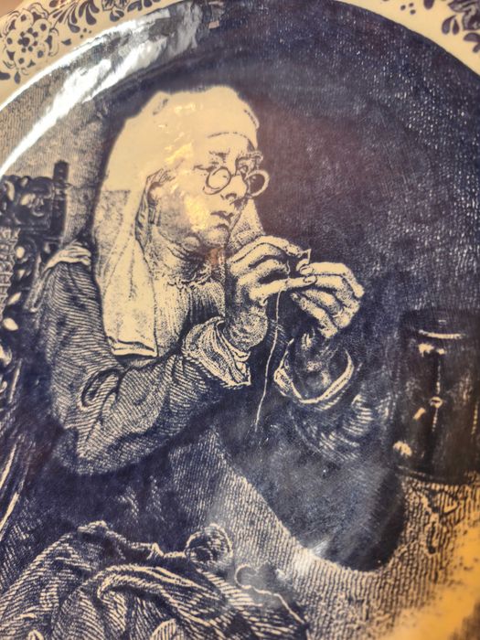 Talerz ścienny Delft Blauw - Chemkefa - Stara kobieta nawlekająca igłę