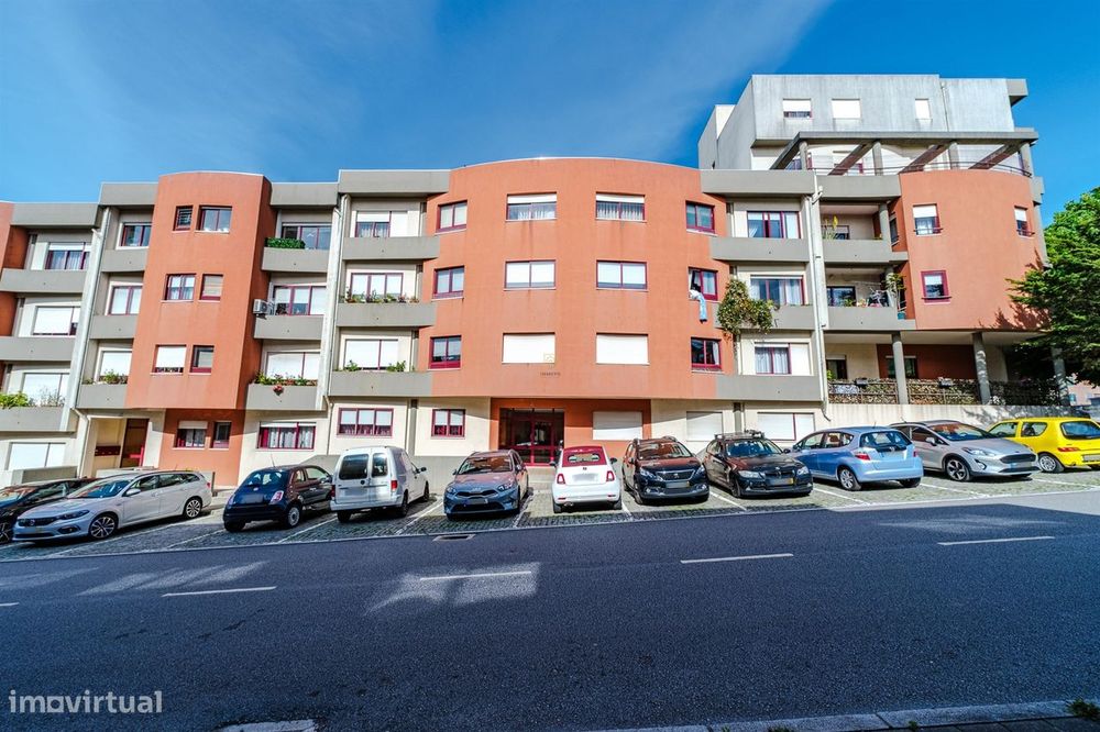 T2 Ermesinde com Garagem e Lareira – Renovado