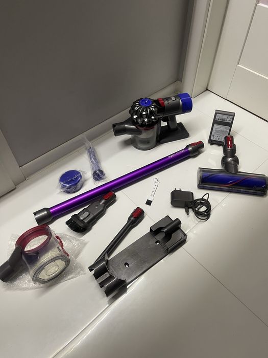 Odkurzacz Dyson V 8 , duzy zestaw ,nowa bateria .