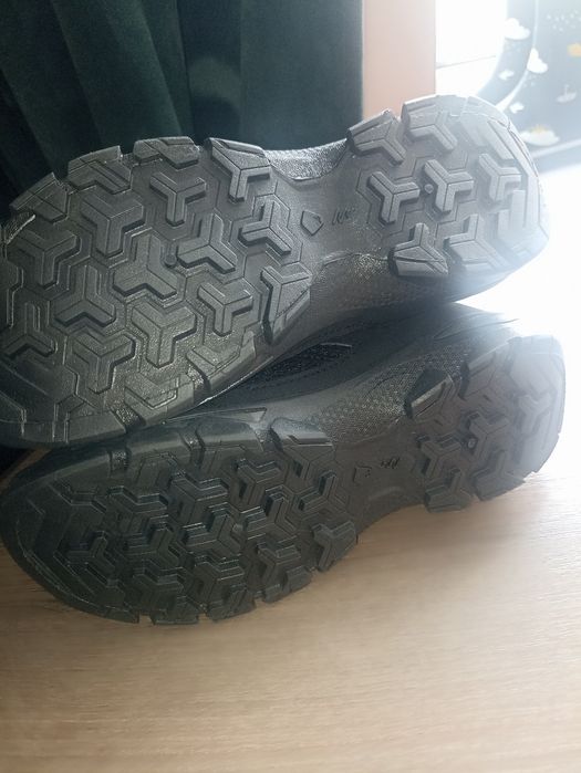 Кросівки фірми decathlon