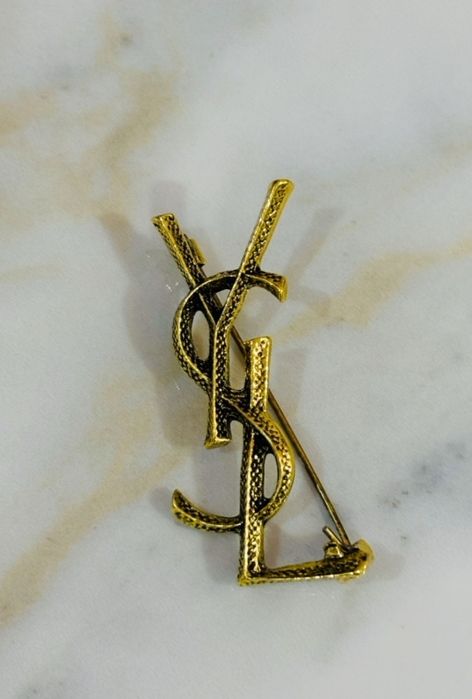 Zlota broszka literki stal chirurgiczna nierdzewna