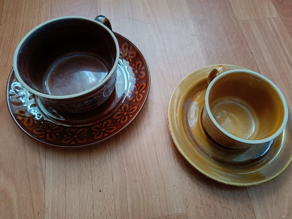 Stare dwa zestawy filiżanek z epoki PRL
