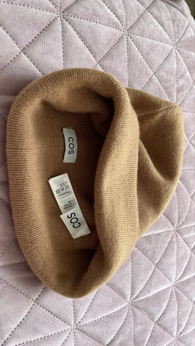 Шапка cos унісекс нюд, беж, базова, на зиму тепла