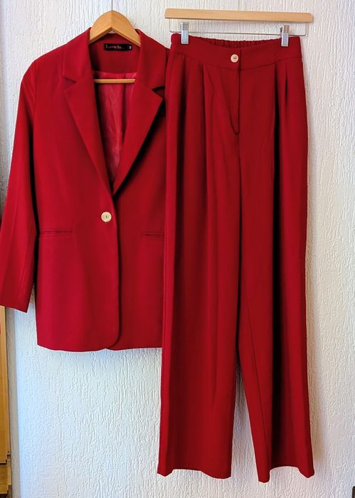 Conjunto vermelho elegante – blazer e calças