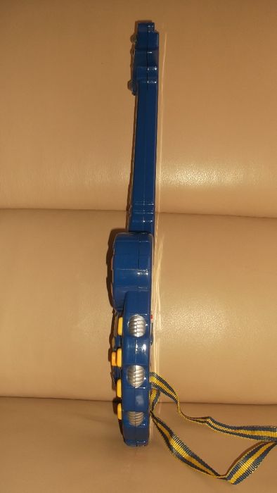 viola de menino brincar