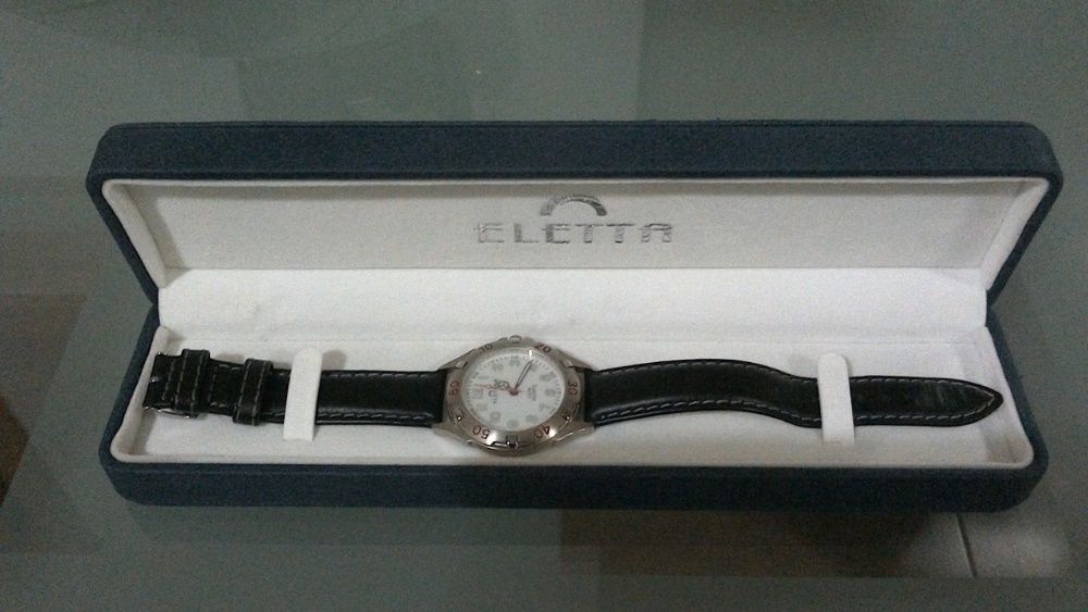 Relógio marca Eletta com caixa