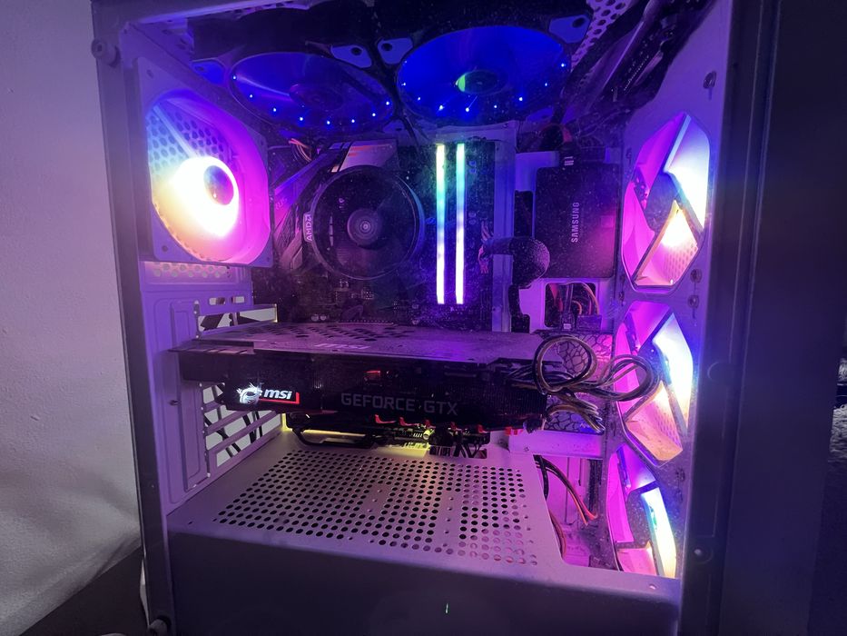 Ігровий сетап пк монітор крісло навушники клавіатура мишка