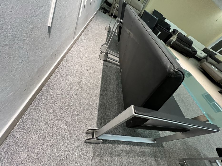 Офіс два крісла два дивани шкіряні два скляні столики