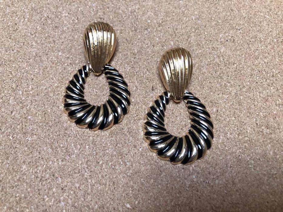 Brincos novos prateados 4€