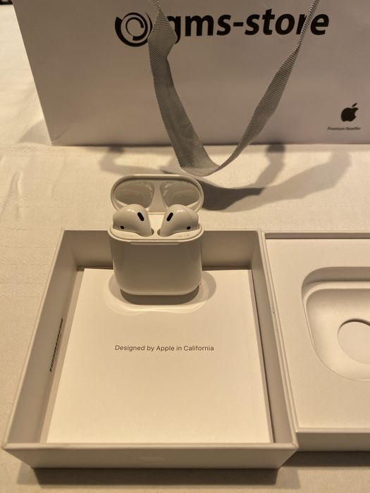 Apple AirPods com estojo de carregamento