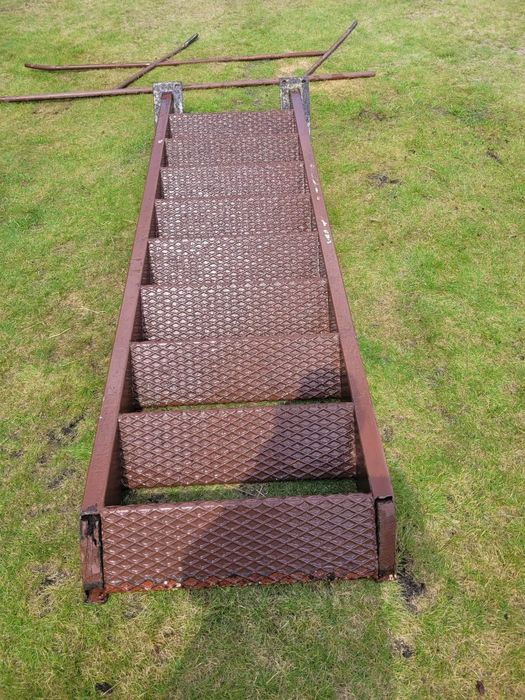 Solidne schody metalowe, warsztatowe, techniczne – blacha ryflowana