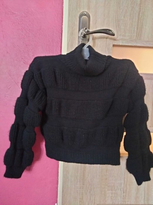 Golfik czarny z bufiastymi rękawkami