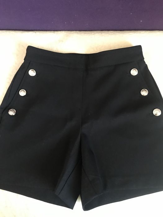 Czarne szorty S z wysokim stanem i ozdobnymi guzikami przy kieszeniach