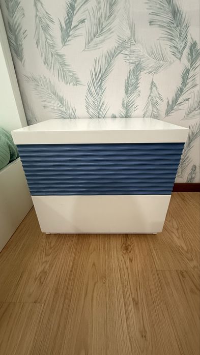 Cama de casal com mesa de cabeceira 300€