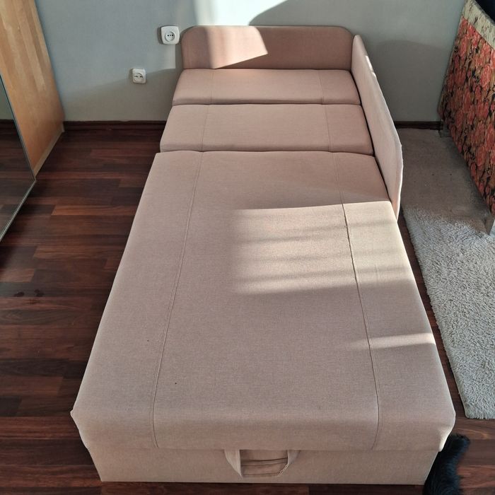 Beżowa składana sofa