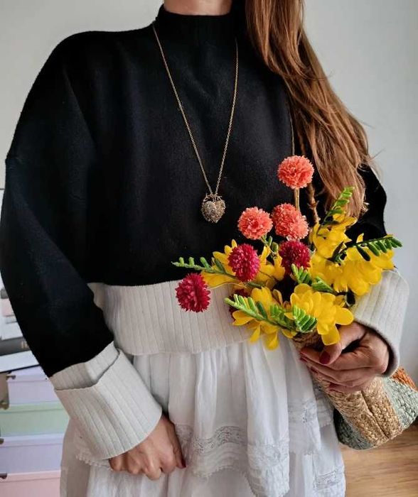 sweter czarny z kremowymi ściągaczami półgolf oversize minimalistyczny