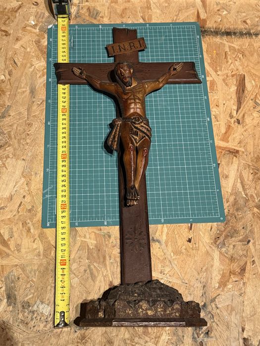 Crucifixo de madeira entalhada