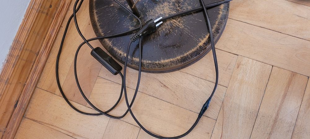 Lampa wolnostojąca z dwoma kloszami kwiaty