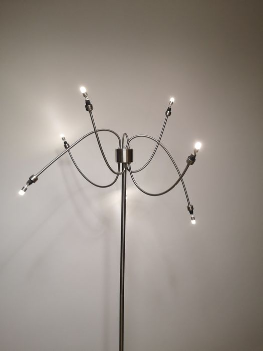 Lampa podłogowa z regulowanymi ramionami