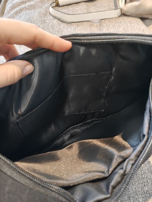 Torba na ramię  w kolorze czarnym.